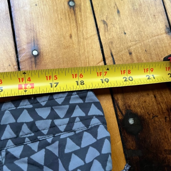 Patagonia Wavefarer Men’s 38 Board Shorts Trunks Worn Wear Geometric Pattern - Picture 9 of 11